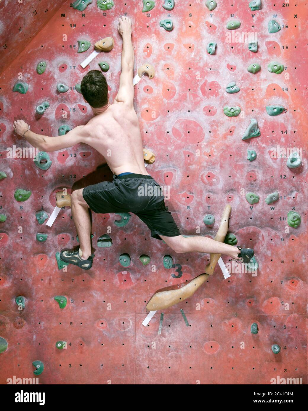 Mann Bouldern in Indoor Gym in England Stockfoto