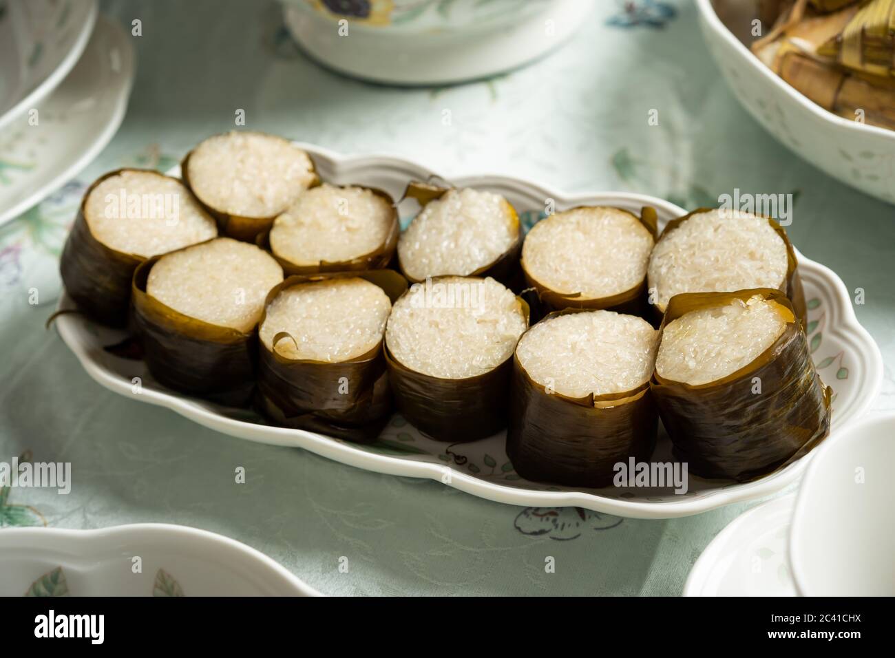 Klebreis wird mit Lerek oder Bananenblatt in Bambushalm umhüllt und in offenem Feuer / Lemang / EIN muss in jedem traditionellen malaiischen h gekocht Stockfoto