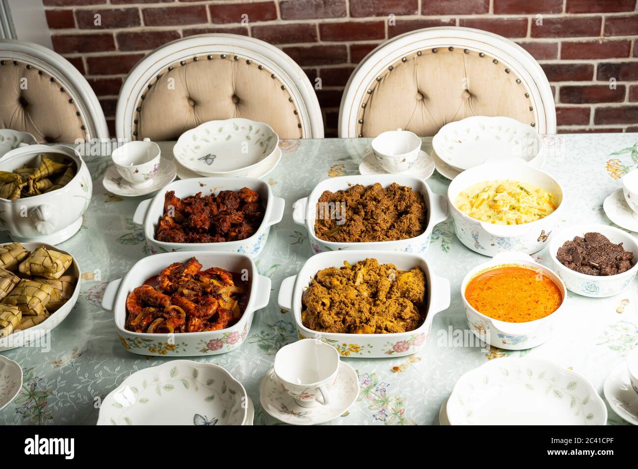 Malaysische lokale traditionelle Speisen, Lemang, Ketupat, Ketupat Palas und andere Speisen während eid mubarak oder bekannt als Hari Raya Aidilfitri Feier. Essen Sie Stockfoto