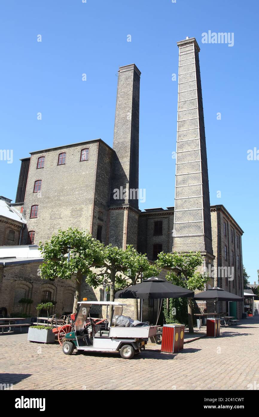 Türme oder Kamine und die Fabrik einer alten historischen Brauerei, Kopenhagen, Dänemark. Stockfoto Türme oder Kamine und die Fabrik einer alten historischen Brauerei, Kopenhagen, Dänemark. Stockfoto