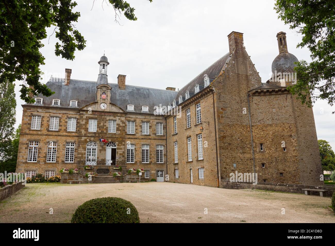 Das Schloss von Fler, heute ein Museum (Normandie, Orne, Frankreich). Wunderschöne mittelalterliche Architektur. Weitwinkelaufnahme dieses historischen Denkmals Stockfoto