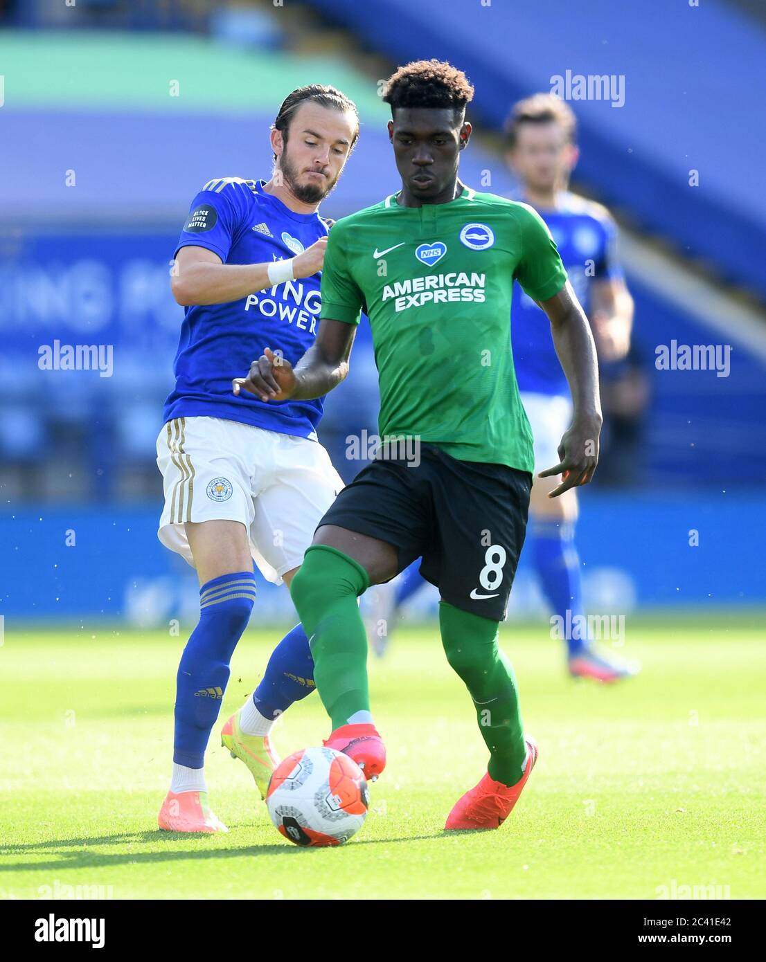 James Maddison und Brighton von Leicester City und Yves Bissouma von Hove Albion kämpfen während des Premier League Match im King Power Stadium in Leicester um den Ball. Stockfoto