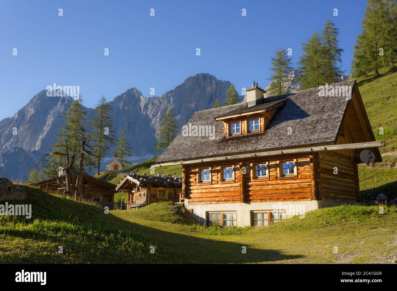 Ramsau am Dachstein, Steiermark/Österreich - 09 04 2013: Wunderschöne Berglandschaft mit kleiner Hütte Stockfoto