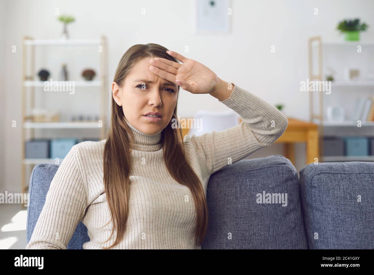 Kopfschmerzen. Migräne. Krankes Mädchen mit Kopfschmerzen zu Hause Stockfoto