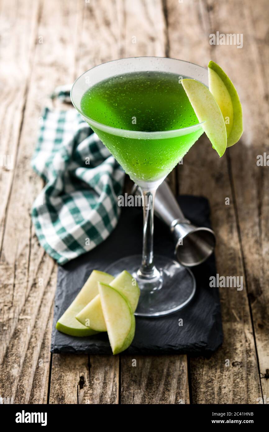 Grüner Appletini-Cocktail auf Holztisch Stockfoto