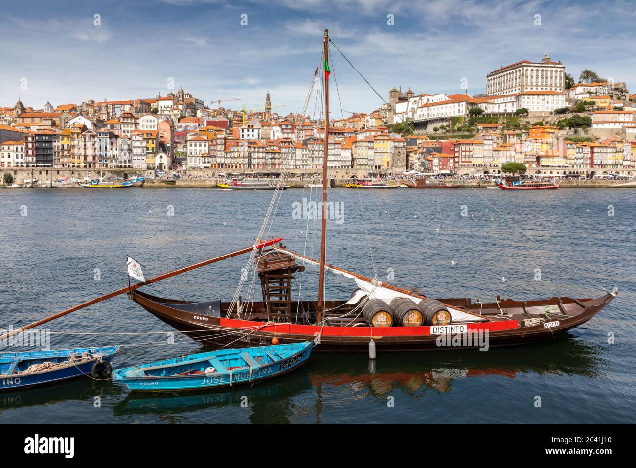 Farbenprächtiges Rabelo-Hafenboot im Douro-Fluss mit Porto, Portugal im Hintergrund Stockfoto