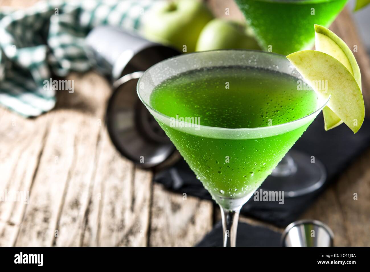 Grüner Appletini-Cocktail auf Holztisch Stockfoto