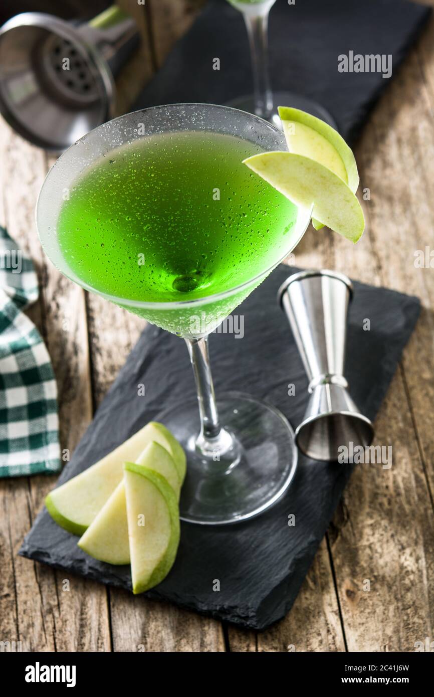 Grüner Appletini-Cocktail auf Holztisch Stockfoto