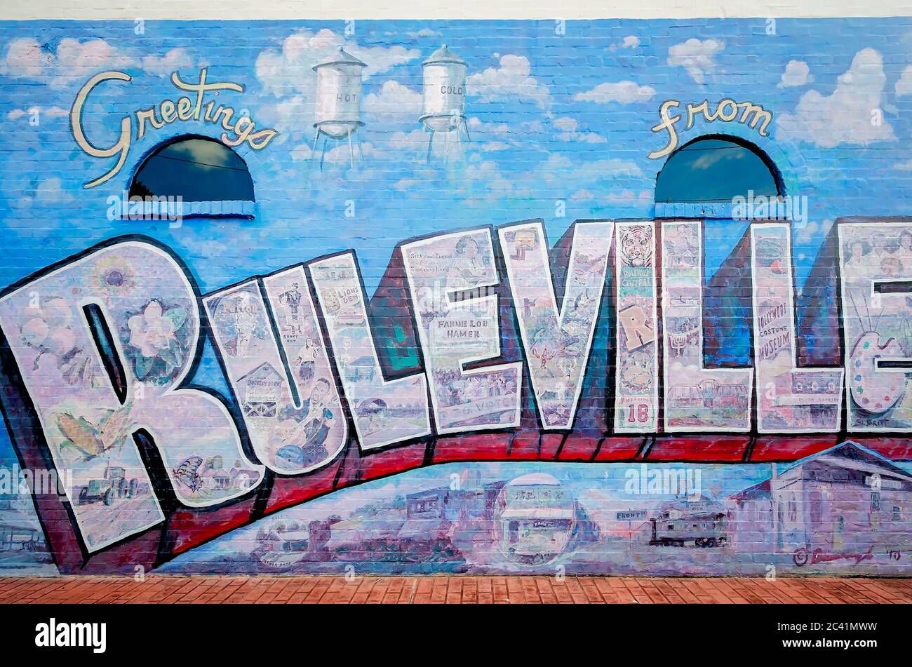 Ein Wandgemälde zeigt berühmte Ereignisse und Landschaften aus der Geschichte von Ruleville, 10. August 2016, in Ruleville, Mississippi. Stockfoto