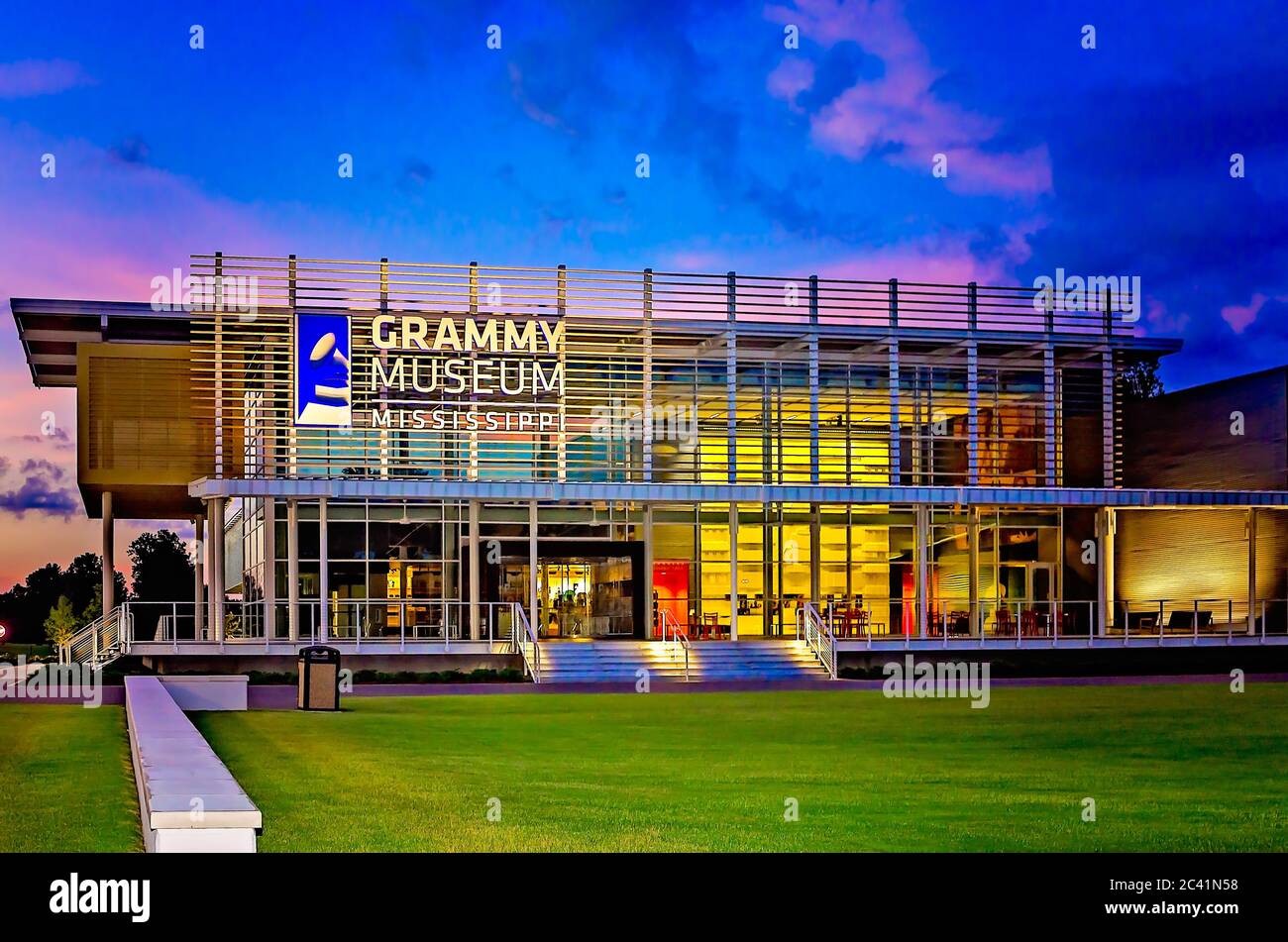 Das Grammy Museum ist bei Sonnenuntergang am 10. August 2016 in Cleveland, Mississippi, abgebildet. Stockfoto