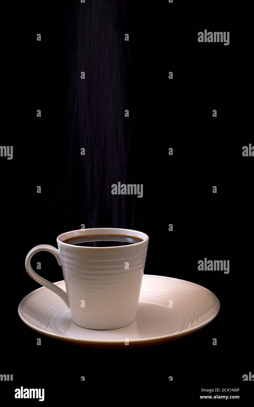 Einzelne weiße Kaffeetasse auf einem massiven schwarzen Hintergrund für einfache Isolierung, Verwendung, Ausschneiden und Modifikation, Gordon Ramsay Maze Muster Tasse und Untertasse Stockfoto