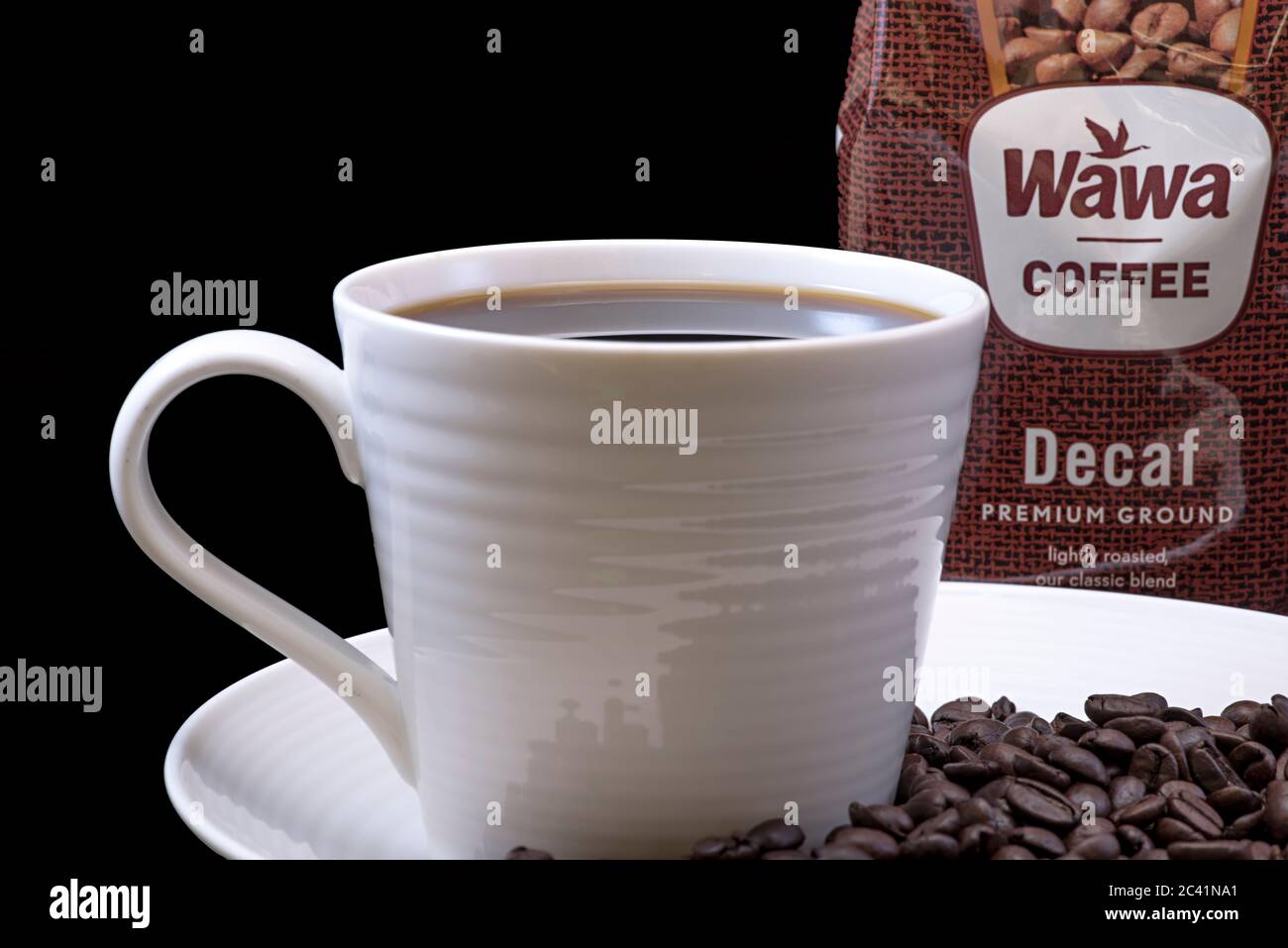 Wawa koffeinfreien Kaffeetasche Nahaufnahme mit einer gebrauten Tasse Wawa Kaffee, weiße Tasse auf einem weißen Teller, Kaffeebohnen und einem festen schwarzen Hintergrund für Ausschnitte Stockfoto