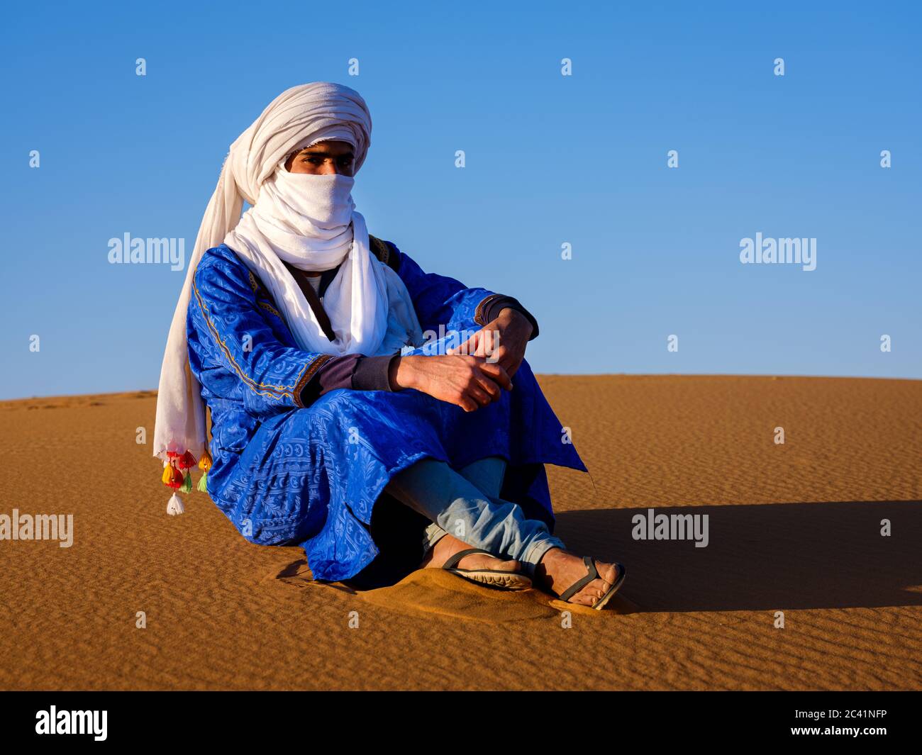 MERZOUGA, MAROKKO - CA. MAI 2018: Porträt von Berber aus der Sahara Stockfoto