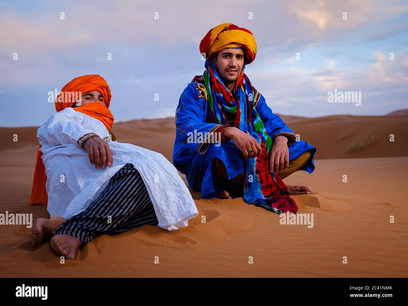 MERZOUGA, MAROKKO - CA. MAI 2018: Porträt von Berbern in der Sahara Stockfoto