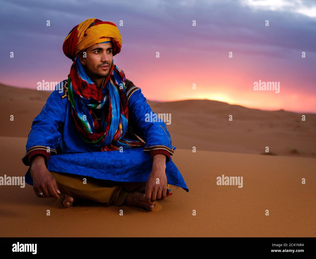 MERZOUGA, MAROKKO - CA. MAI 2018: Porträt von Berber aus der Sahara Stockfoto