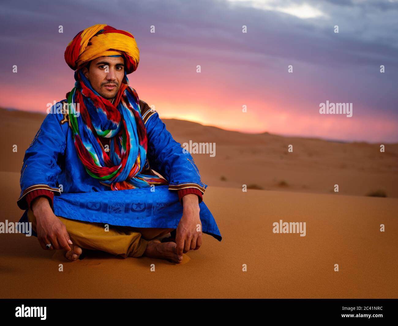 MERZOUGA, MAROKKO - CA. MAI 2018: Porträt von Berber aus der Sahara Stockfoto