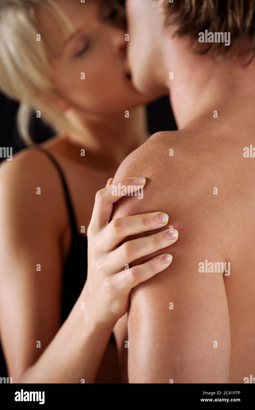 Junges Paar küssen Stockfoto
