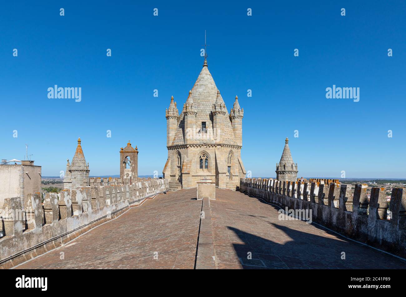 Dach der Kathedrale von Evora, Portugal, formell bekannt als Basilika unserer Lieben Frau von der Himmelfahrt Stockfoto