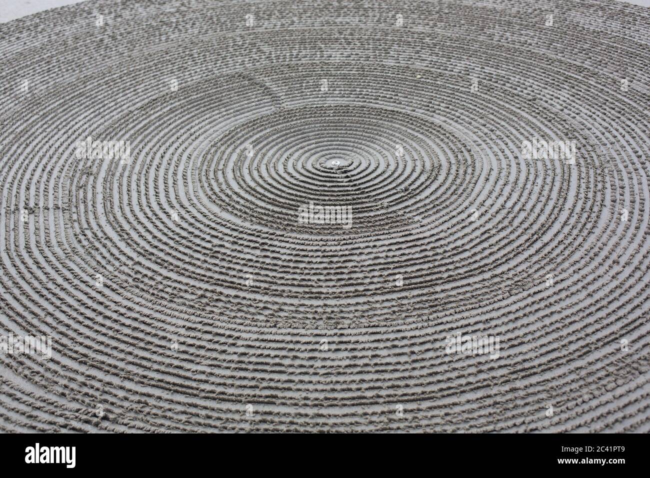 Konzentrische Kreise, die im Sand gezeichnet werden, als Teil eines Kreises im Sand Labyrinth am Face Rock Beach in Bandon, Oregon, USA. Stockfoto