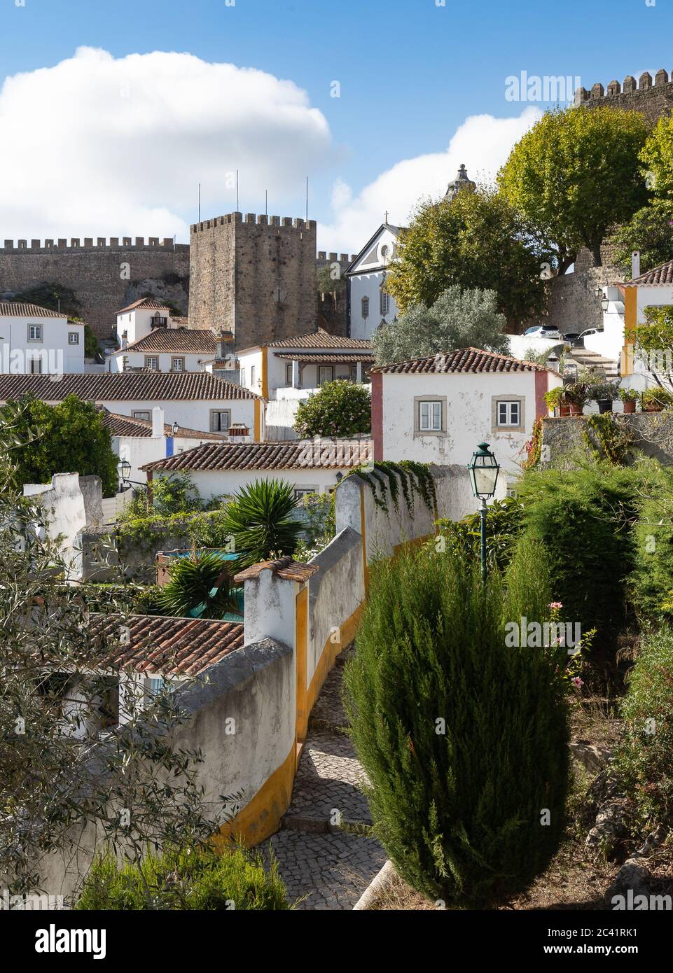 Blick auf Obidos, Portugal, ein charmantes mittelalterliches ummauertes Dorf Stockfoto