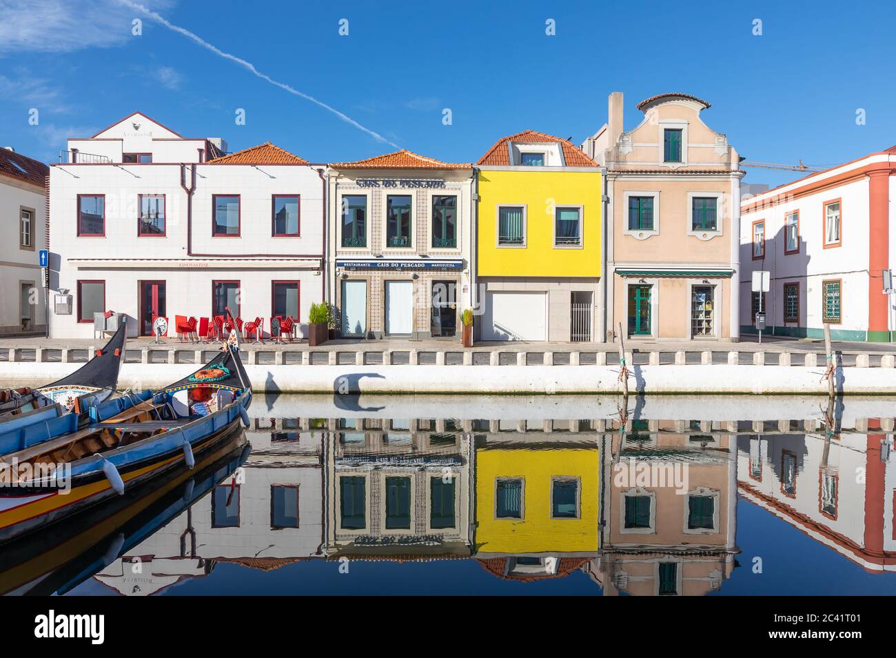 Moliciero Boote, die auf einem Kanal mit bunten Gebäuden in Aveiro, Portugal, festgemacht sind Stockfoto