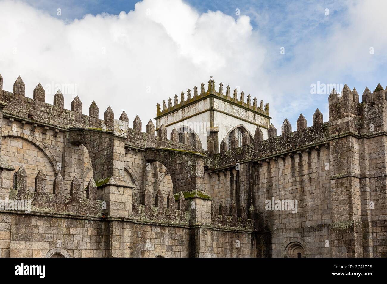 Außen des Kreuzgangs der Kathedrale von Porto Stockfoto
