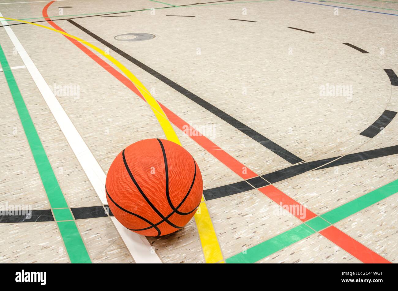 Basketball auf dem Boden in der Sporthalle Stockfoto