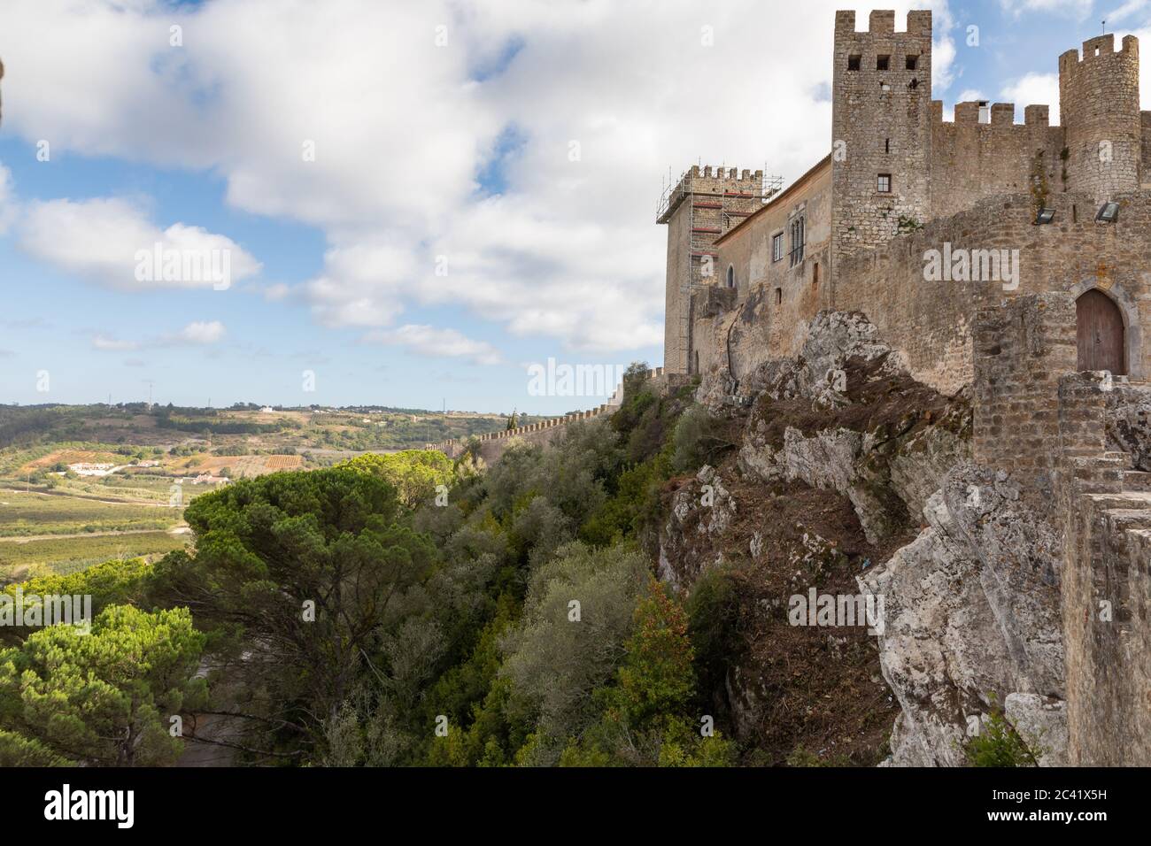 Blick auf Obidos Schloss in Obidos, Portugal, ein charmantes mittelalterliches Dorf mit Mauern Stockfoto