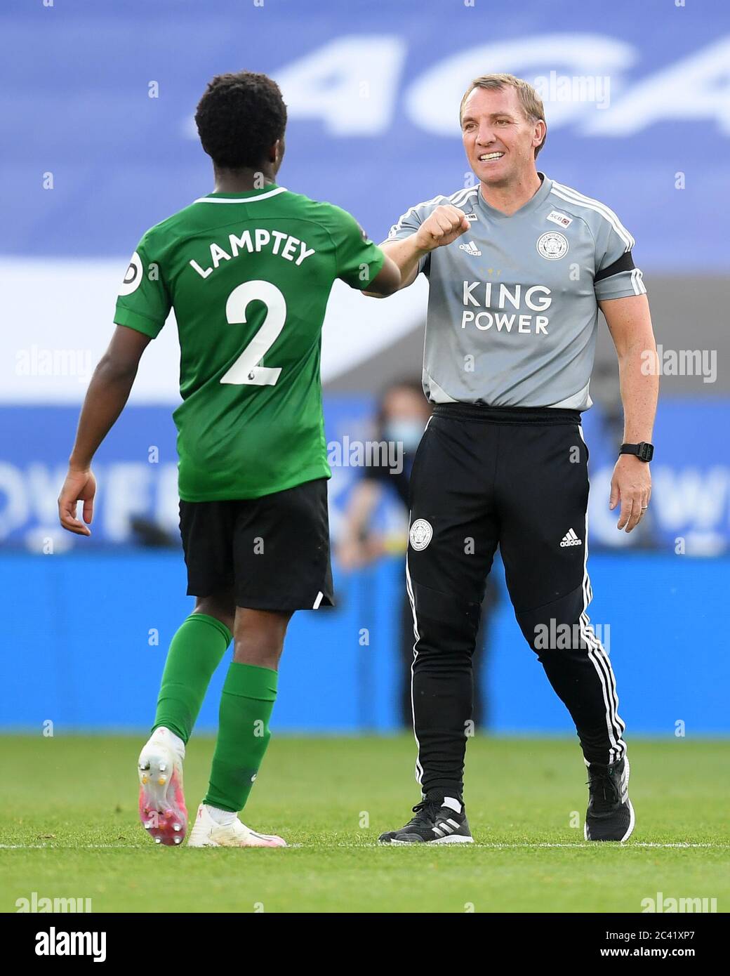 Tariq Lamptey von Brighton und Hove Albion sowie Brendan Rodgers, Leicester City Manager, nach dem Premier League Match im King Power Stadium, Leicester. Stockfoto
