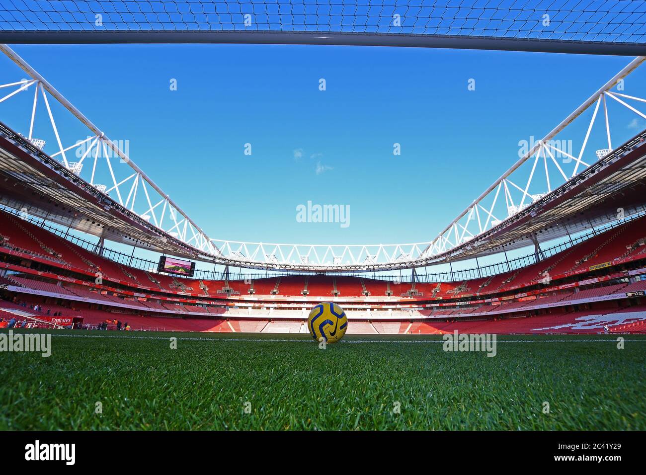 LONDON, ENGLAND - 18. JANUAR 2020: Der offizielle Spielball dargestellt vor der 2019/20 Premier League Spiel zwischen Arsenal FC und Sheffield United FC im Emirates Stadion. Stockfoto