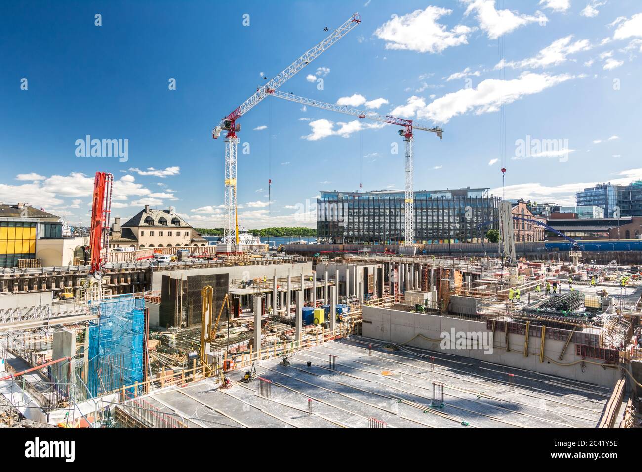 Horizontale Aufnahme einer großen Baustelle mit Fundamenten und Kränen Stockfoto