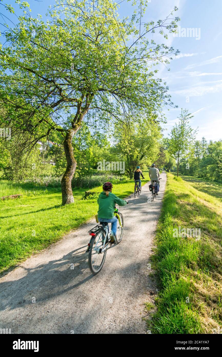 Familie auf einer Radtour im Park an einem sonnigen Tag im Frühjahr Stockfoto