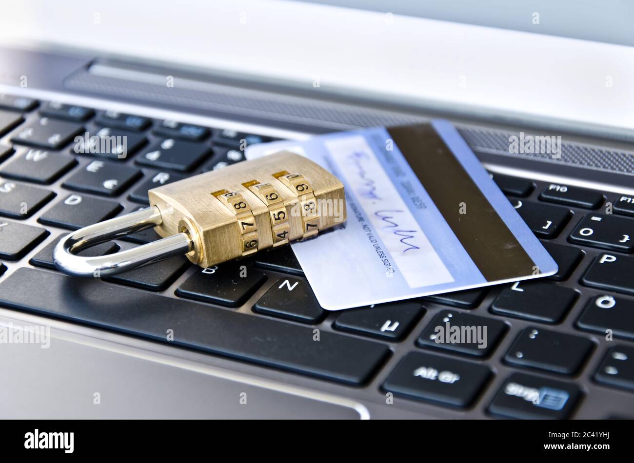 Kreditkarte mit Vorhängeschloss auf der Computertastatur, die sicheres Online-Shopping symbolisiert Stockfoto