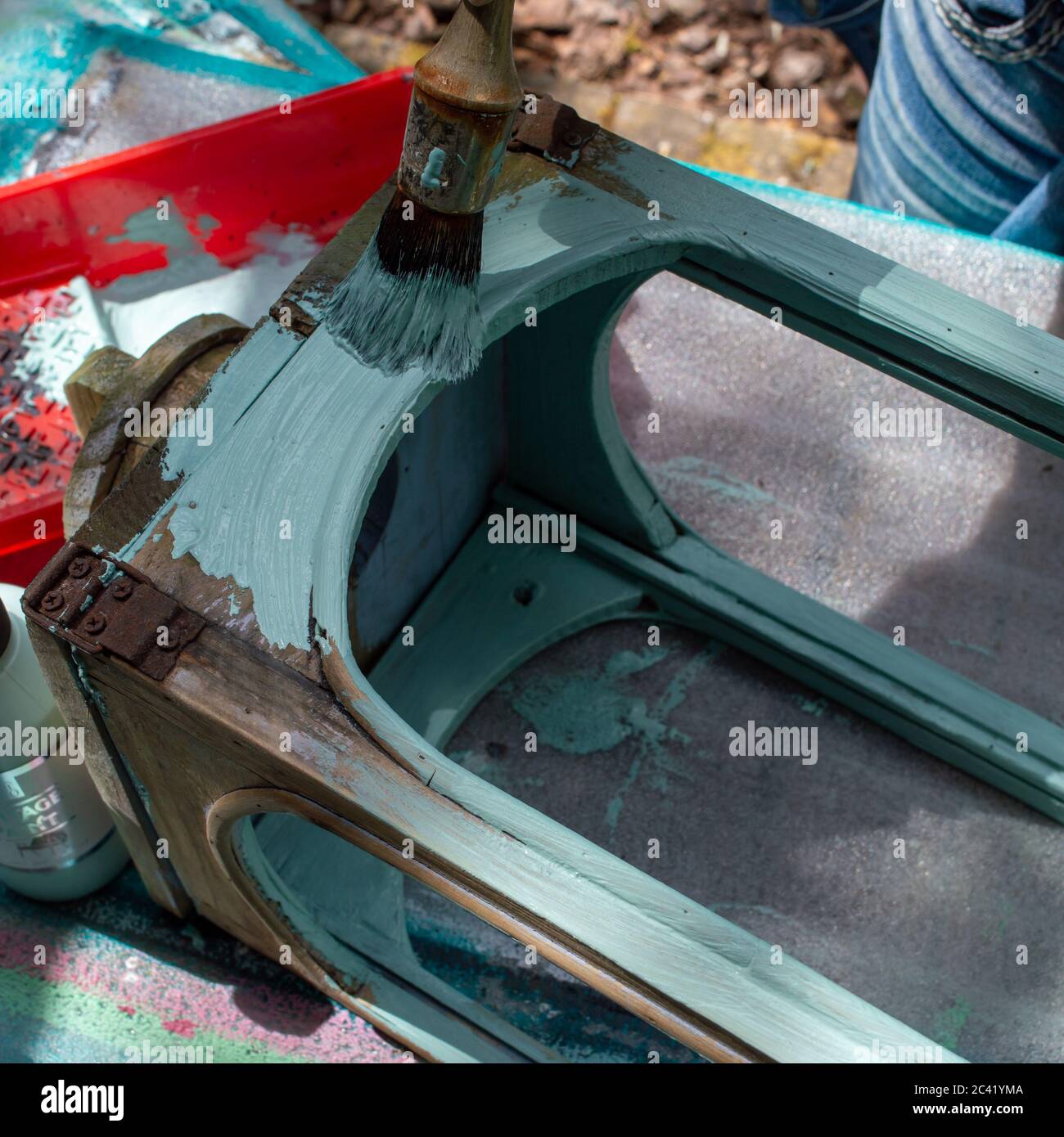 Jemand malt eine hölzerne Laterne pastellgrün Stockfoto