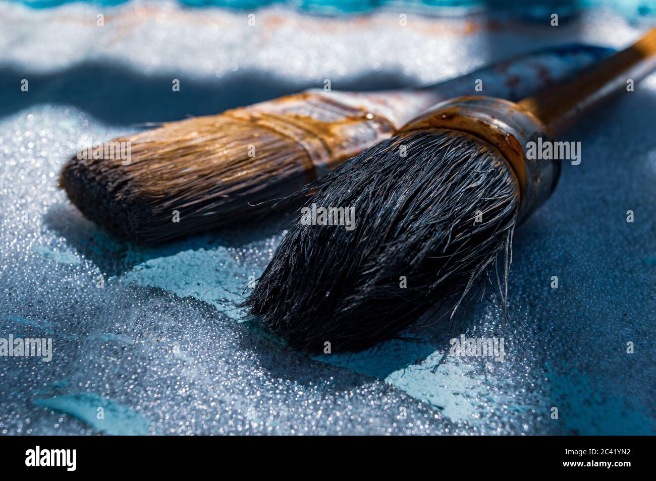 Nahaufnahme von zwei alten und rostigen Pinsel Stockfoto