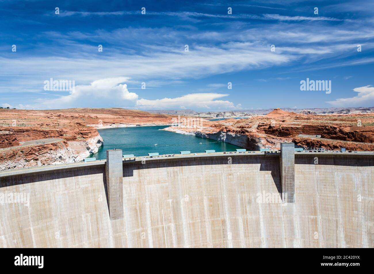 Riesiger Betonwasserdamm in Wüstenlandschaft Stockfoto