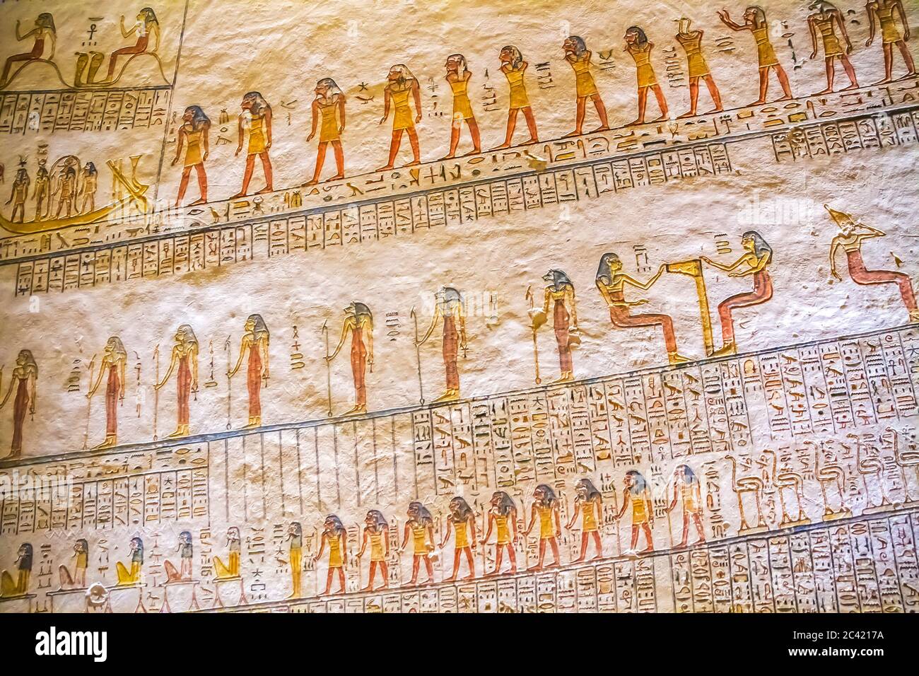 Alte Grabkammern für Pharaonen mit Hieroglyphen im Tal der Könige, Luxor, Ägypten. Stockfoto