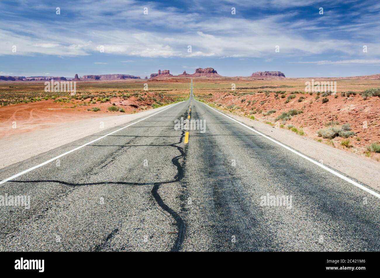 Landschaftlich reizvolle Straße in Wüstenlandschaft Richtung Monument Valley Stockfoto