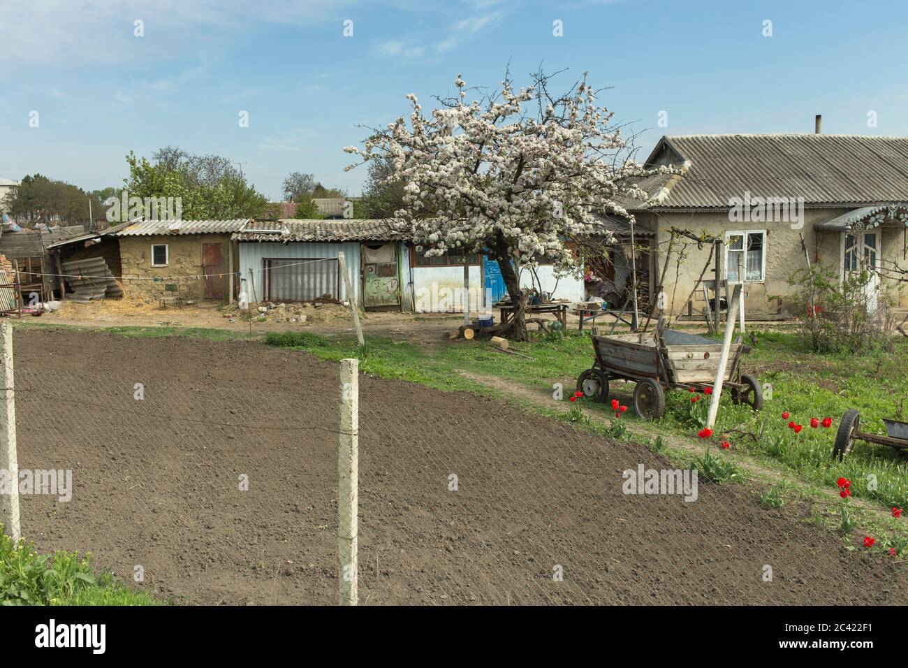 Kleines ländliches Haus. Es liegt in der Nähe einer Hauptstraße. Nahaufnahme. Stockfoto