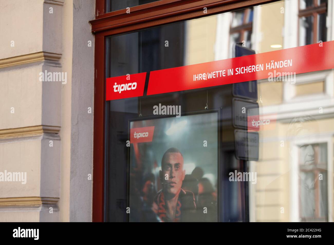 Die Hamburger Innenbehörde hat nach Informationen von NDR und „Süddeutscher Zeitung“ Strafanzeige gegen die Glücksspielanbieter Tipico, Bwin und Bet30 Stockfoto