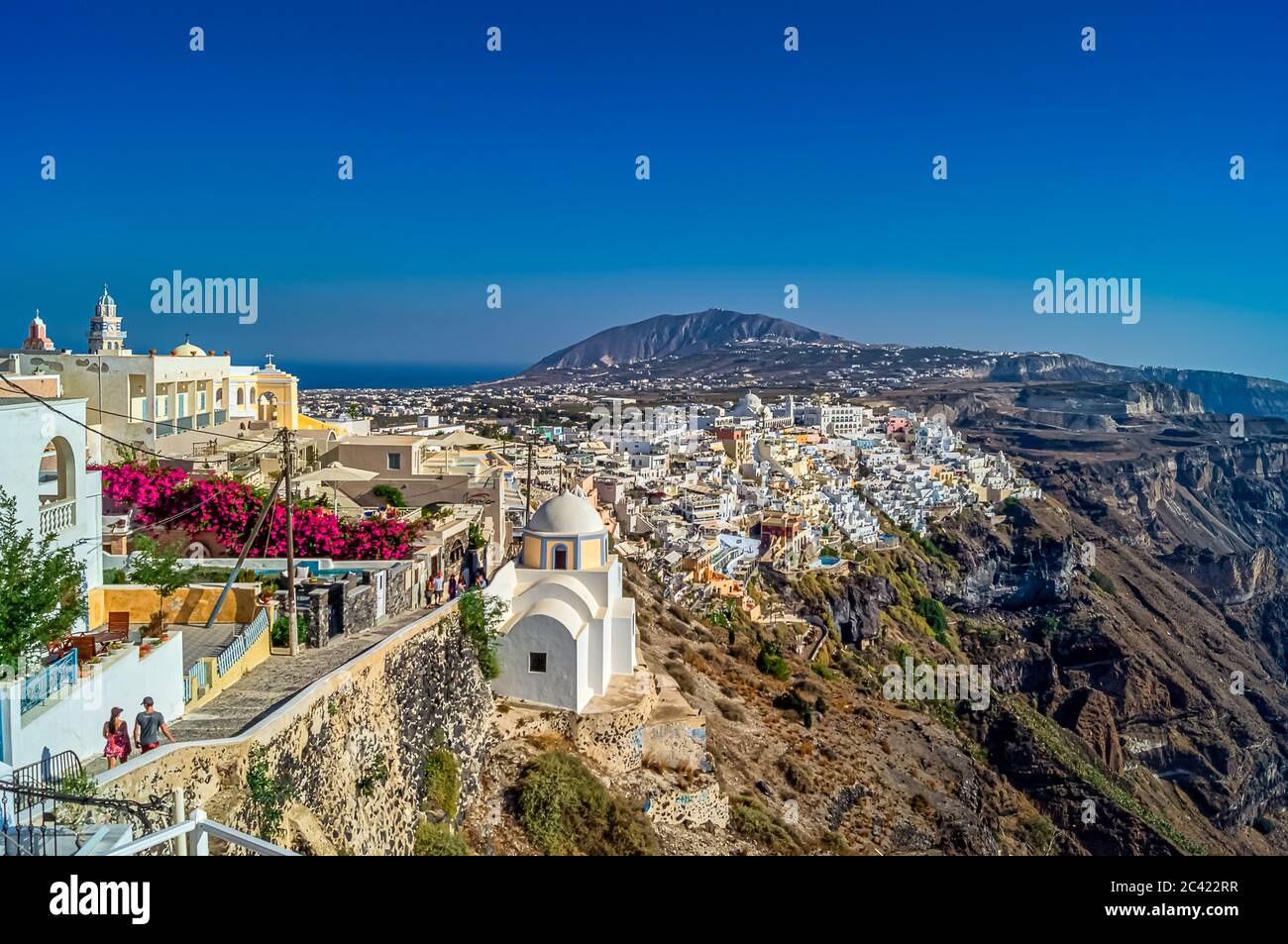 Der herrliche Blick über Santorini und Imerovigli im Sommer, Häuser an den hohen Klippen und typische weiße Fakaden Stockfoto