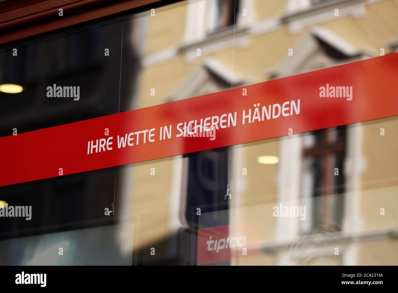 Die Hamburger Innenbehörde hat nach Informationen von NDR und „Süddeutscher Zeitung“ Strafanzeige gegen die Glücksspielanbieter Tipico, Bwin und Bet30 Stockfoto