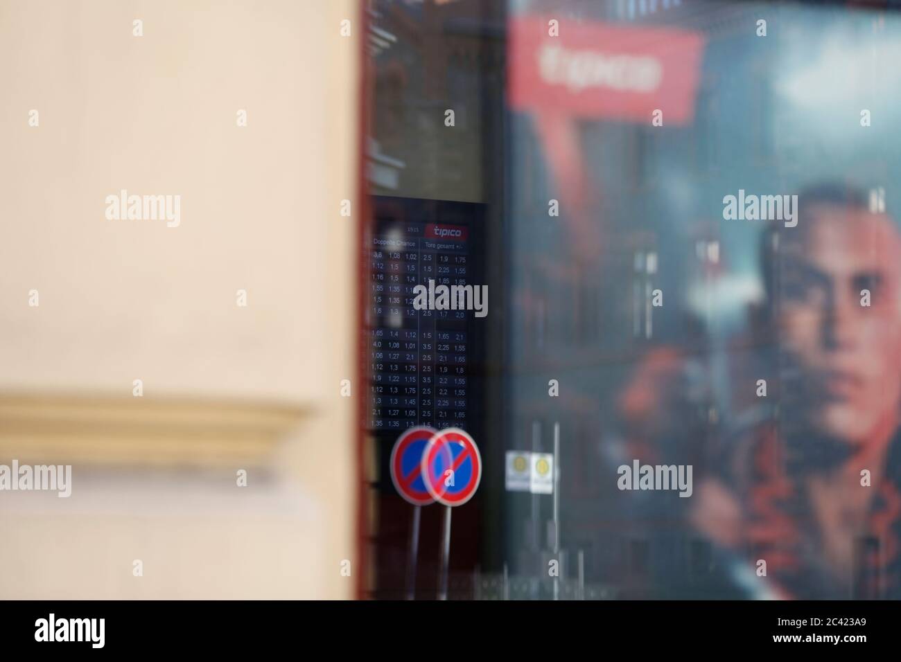 Die Hamburger Innenbehörde hat nach Informationen von NDR und „Süddeutscher Zeitung“ Strafanzeige gegen die Glücksspielanbieter Tipico, Bwin und Bet30 Stockfoto