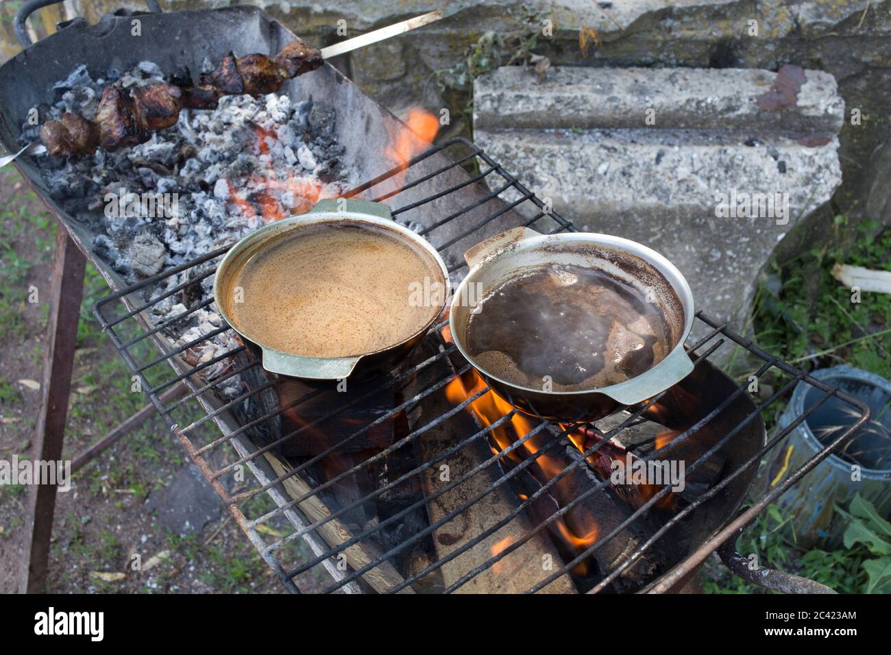 Kaffee am offenen Feuer kochen. Kebab und Kaffee auf dem Grill. Stockfoto