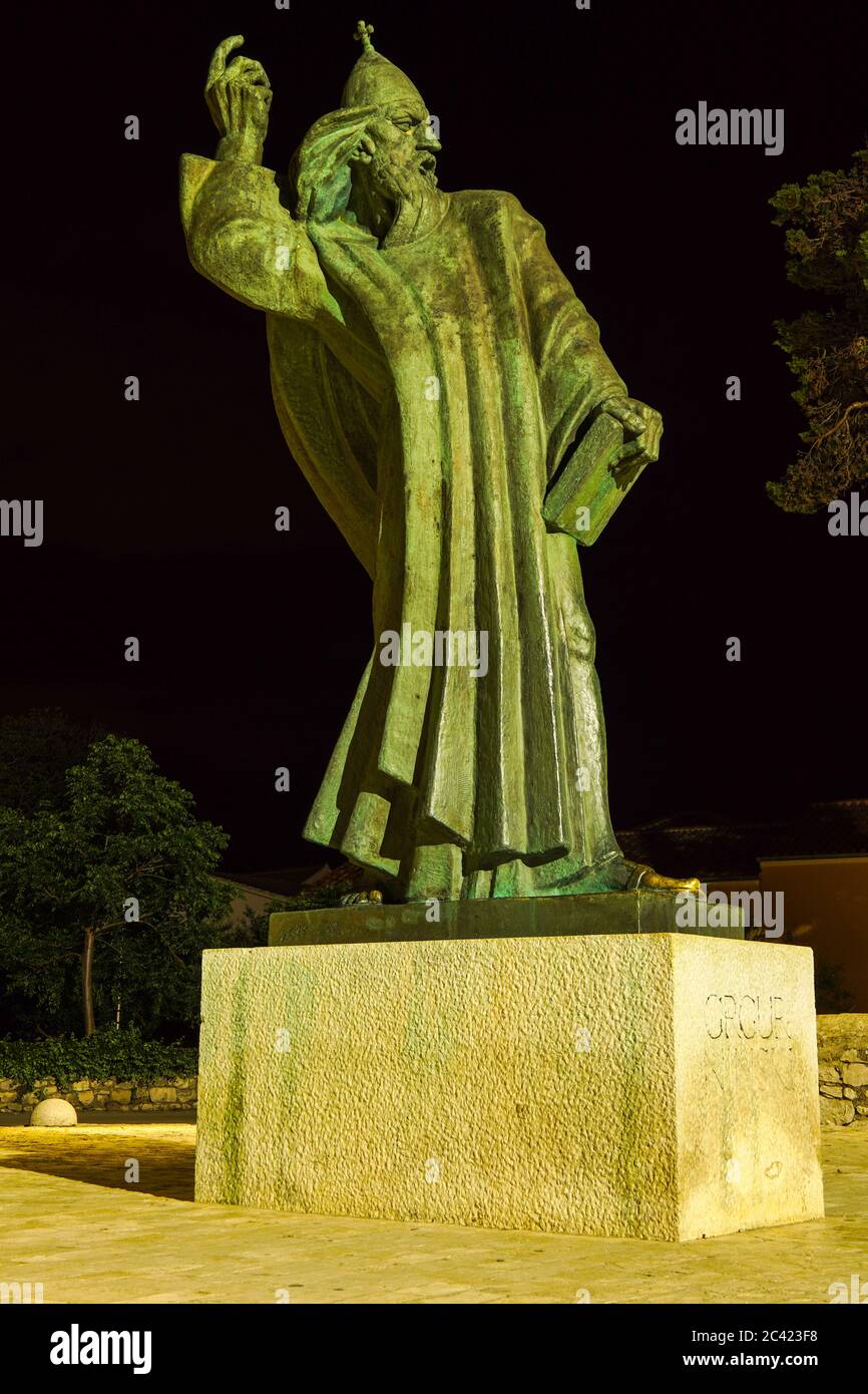 Monumentale Bronzestatue des Bischofs Gregory in der Stadt Nin in Kroatien Stockfoto