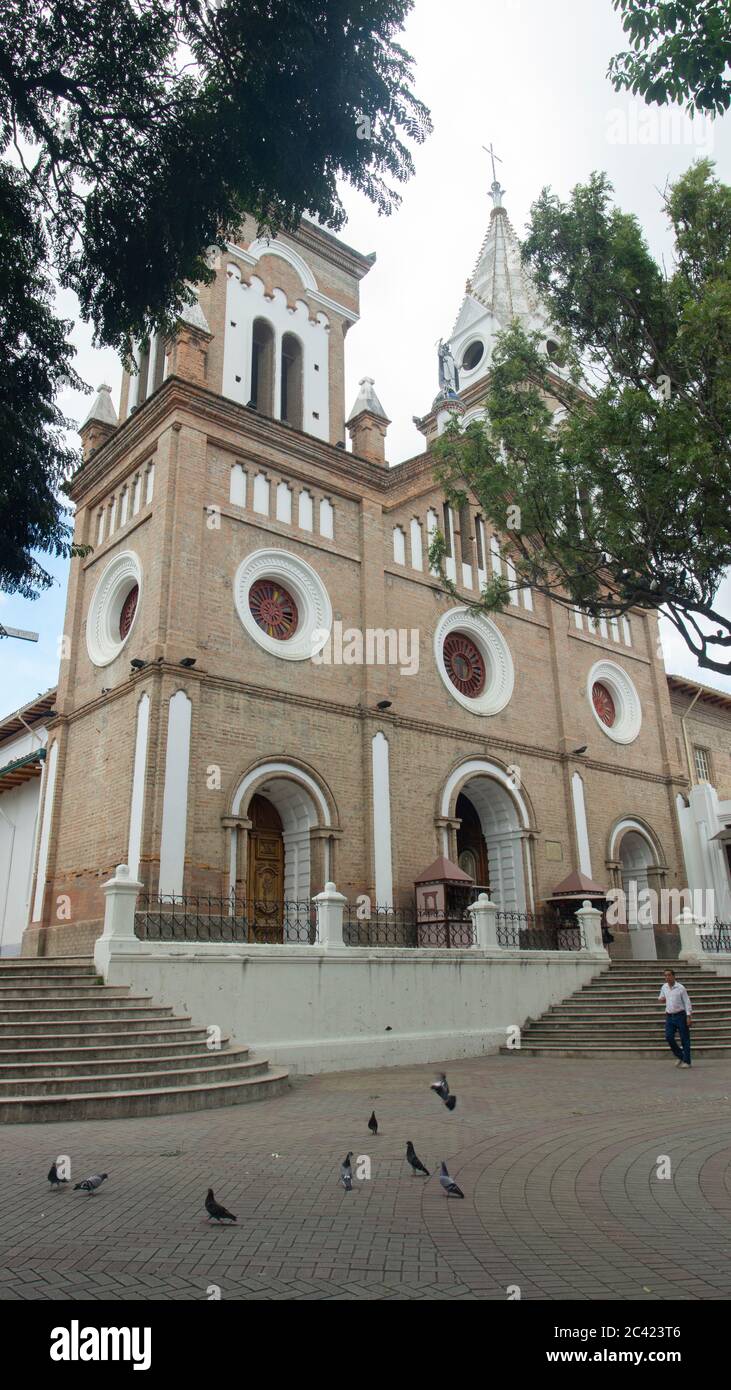 Inmaculada Concepcion de Loja, Loja / Ecuador - März 30 2019: Blick auf die Santo Domingo Kirche im historischen Zentrum der Stadt Stockfoto