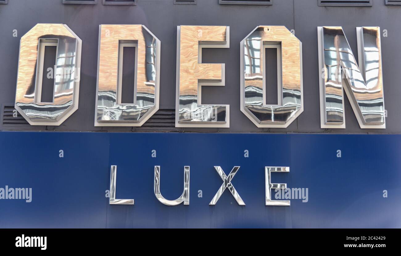 Das Odeon Luxe Kinosign in London.der britische Premierminister Boris Johnson kündigte an, dass Kinos ab dem 4. Juli in England als Einschränkungen der Coronavirus Lockdown Ease wieder eröffnet werden können. Stockfoto