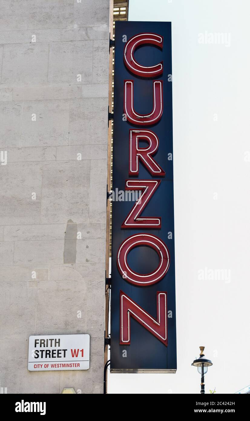 Das Curzon Soho-Kinosign in London der britische Premierminister Boris Johnson kündigte an, dass Kinos ab dem 4. Juli in England als Einschränkungen der Coronavirus Lockdown Ease wieder eröffnet werden können. Stockfoto