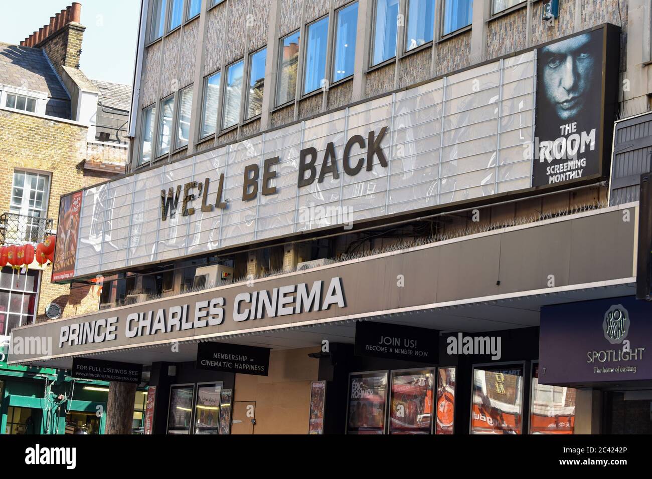 Ein Schild auf dem Prince Charles Kino, das sagt, wir werden wieder in London sein.der britische Premierminister Boris Johnson kündigte an, dass Kinos ab dem 4. Juli in England wieder eröffnet werden können, da die Coronavirus Lockdown Ease eingeschränkt ist. Stockfoto