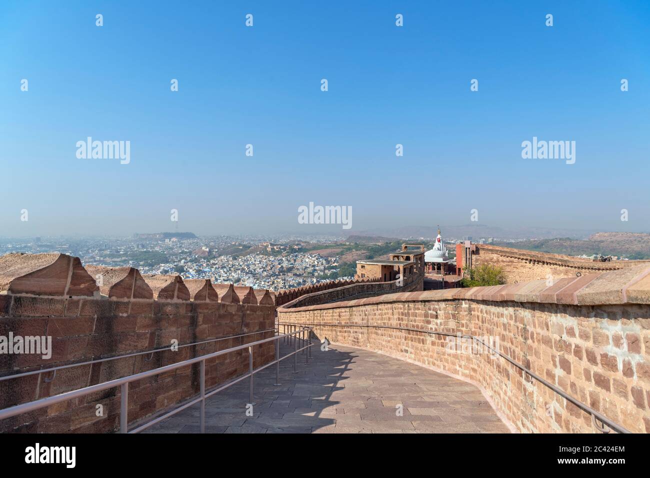 Blick von den Mauern des Mehrangarh Fort über die "blaue Stadt" von Jodhpur, Rajasthan, Indien Stockfoto